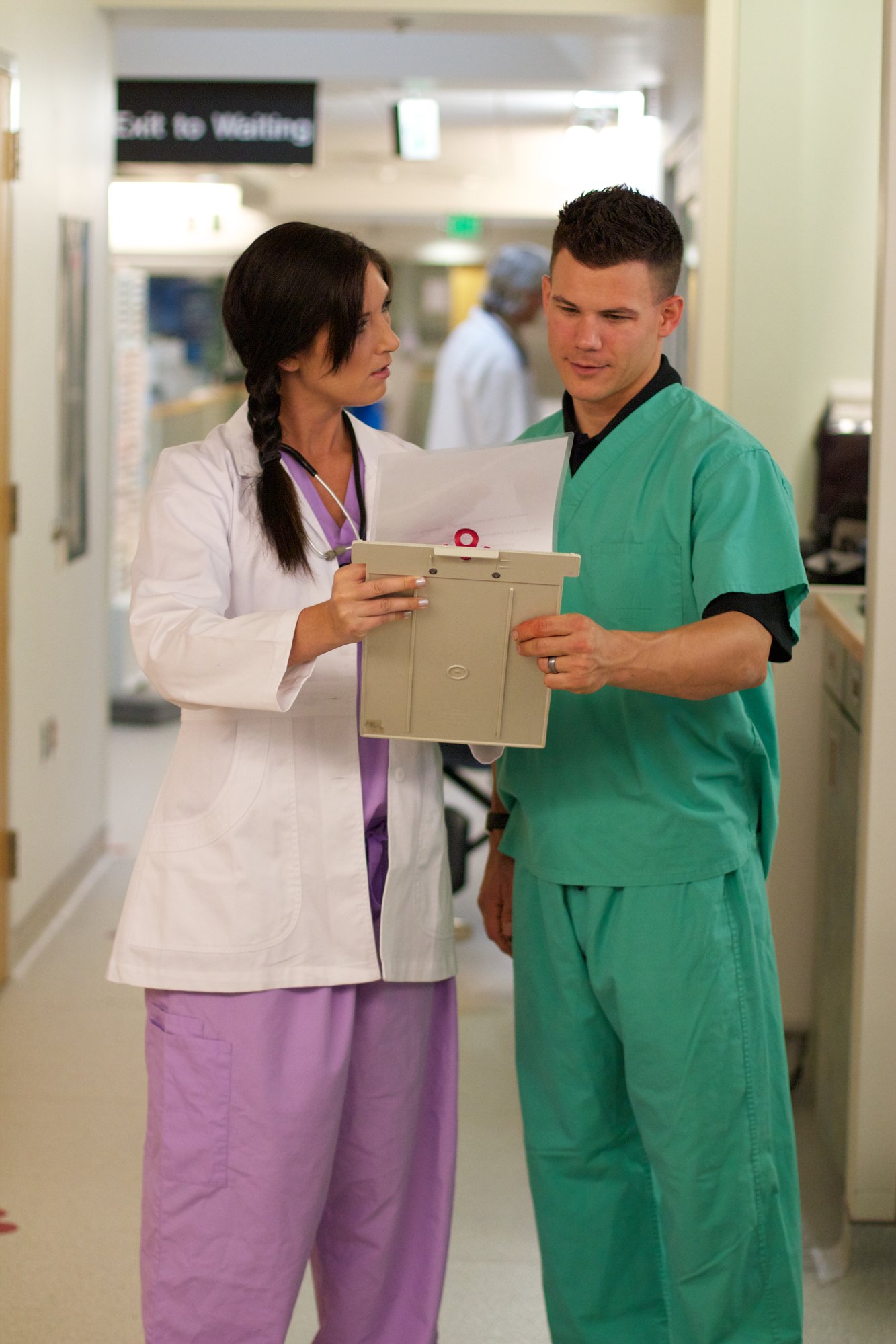 imagem-vertical-de-medicos-se-consultando-em-um-hospital